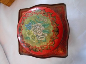 Vintage Daher Floral Tin Container w/ Lid  Made in England Victorian Romace RED