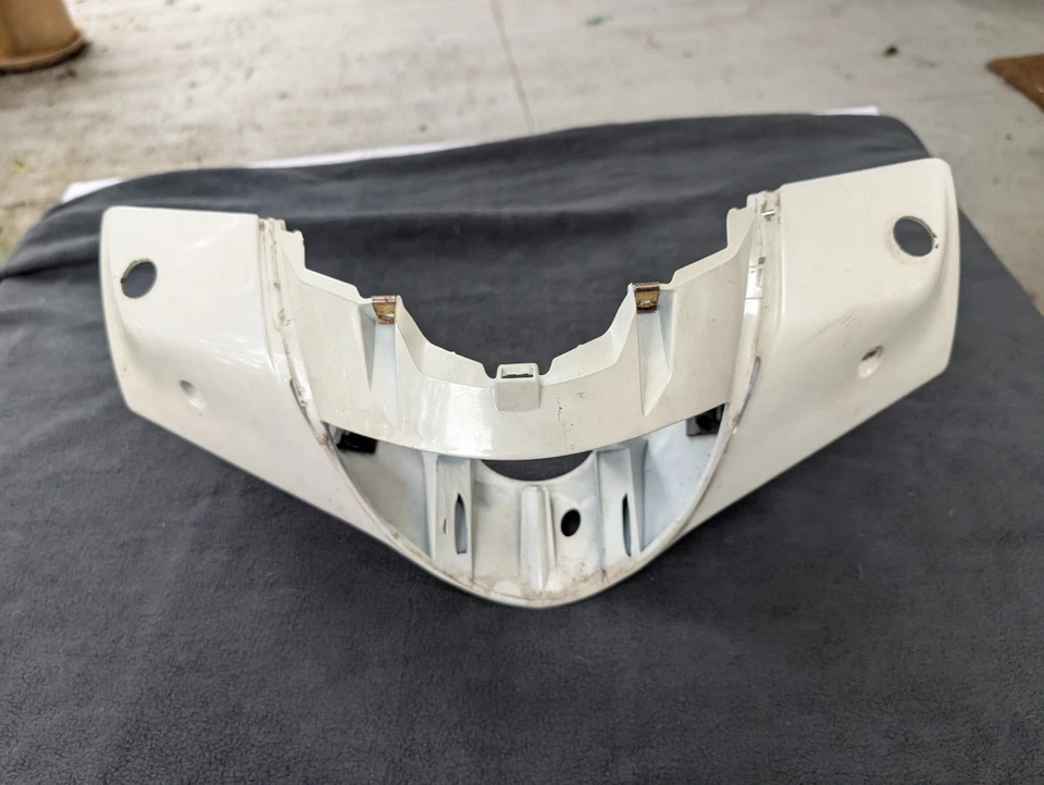 Piaggio Fly 150 OEM 2012-17 Handle Bar Plastic Body White Cream Nacelle Used - Image 3 of 4