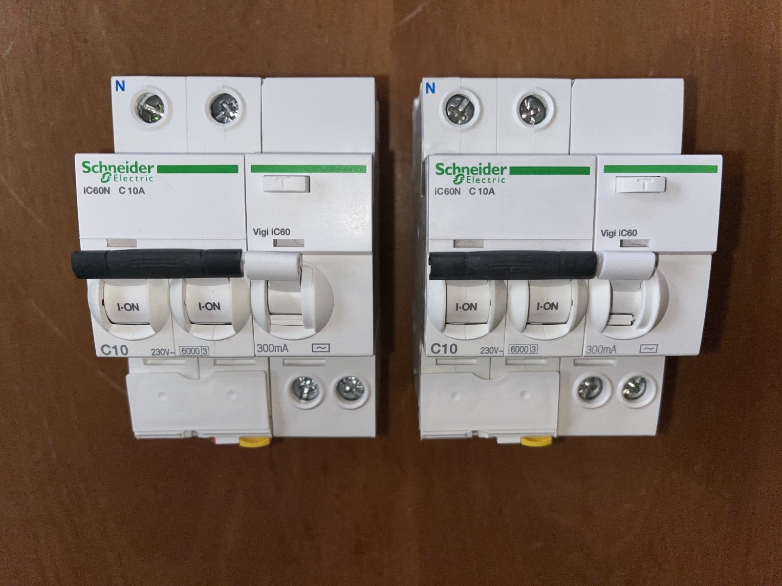 Disjoncteur différentiel 10A courbe C Schneider avec coupure bipolaire courbe C 300mA