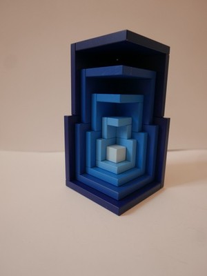 NAEF Cella blau 9608 Peer Clahsen 10 cm Design Spielzeug Kunst Geometrie Würfel