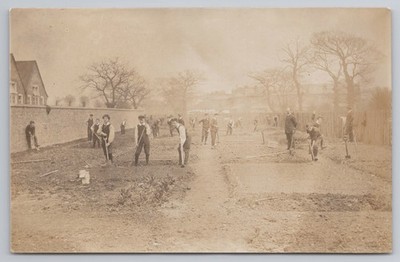 RPPC Jungen Graben Garten Kleingärten Schule Bauernhof Arbeit