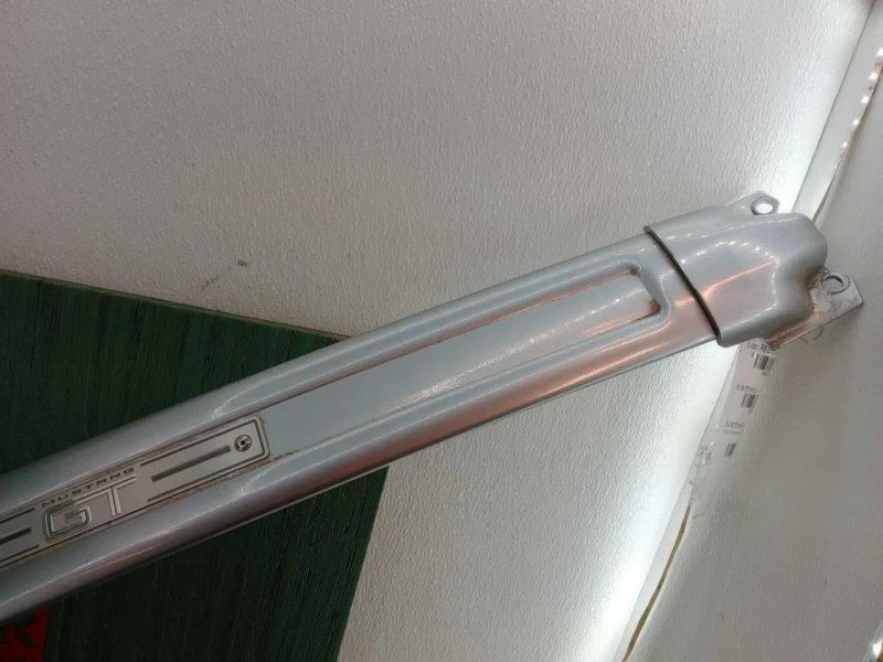 Ford Mustang GT 2012 soporte de torre de puntal OEM Foto 4 de 4