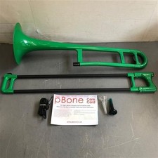 JIGGS PBONE 1G PLASTIC TROMBONE IN GREEN WITH BAG, STRAP, 2 MOUTHPIECES