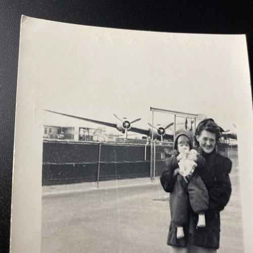 Mujer y linda niña y muñeca 1948 aeropuerto dirigido a Santa Cruz CA foto real - Imagen 9 de 21