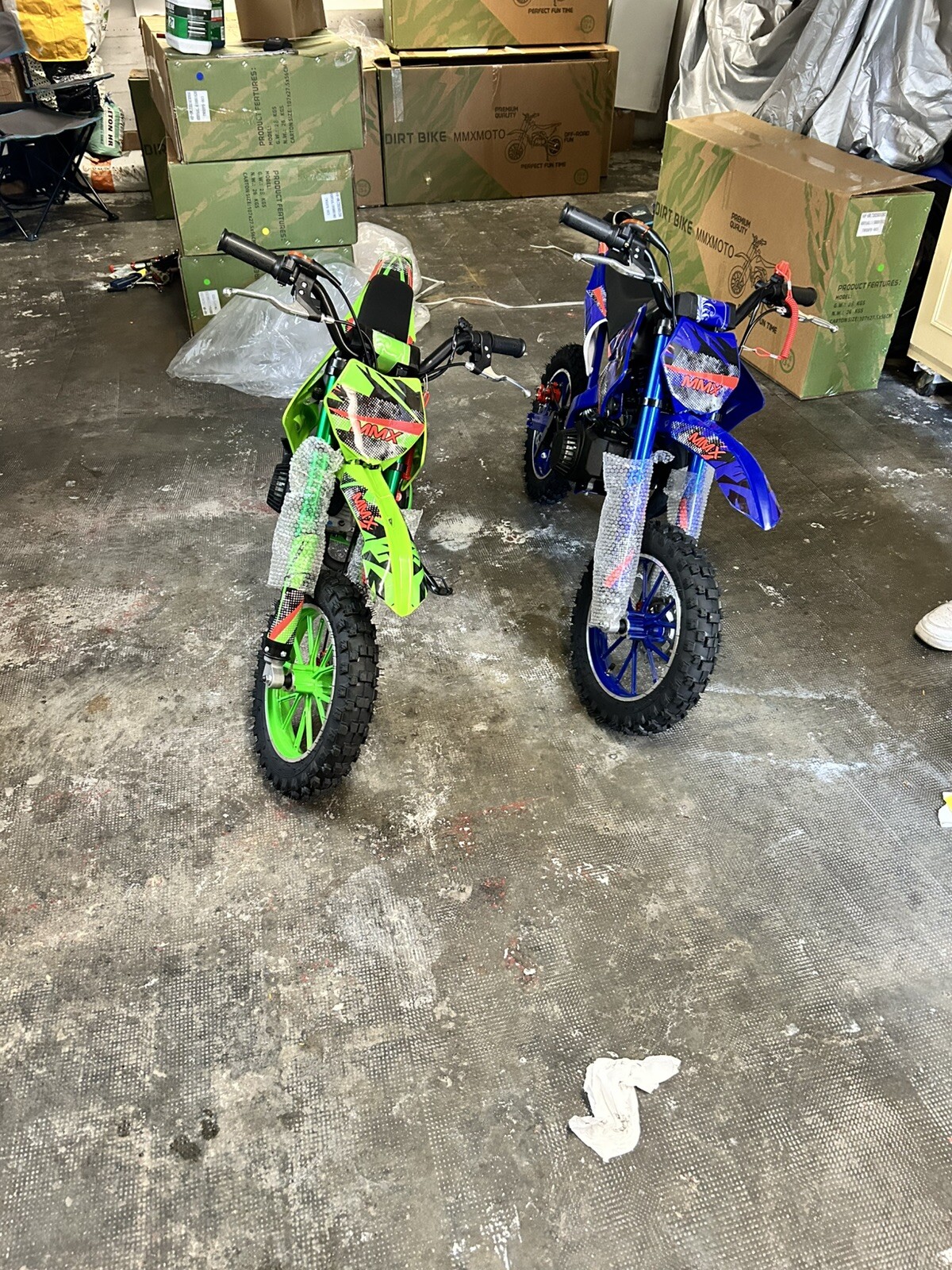 Moto cross enfant 49cc monocylindre 2 temps de couleur rouge pour l'initiation