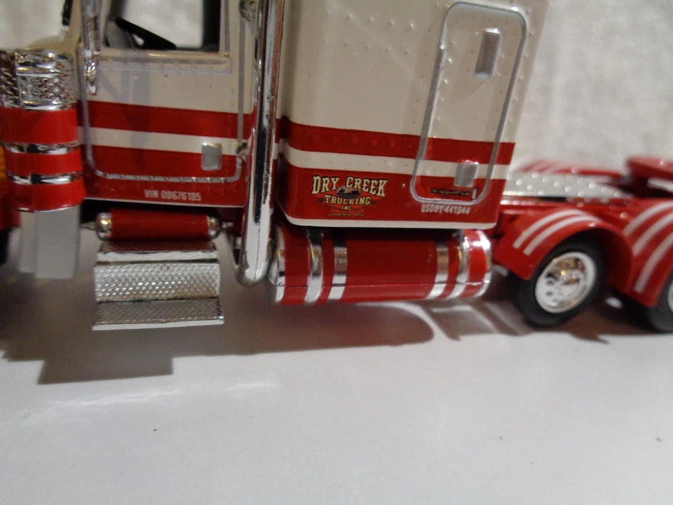 Peterbilt 389 1/64 DCP. Remolque de ganado Wilson "DRY CREEK TRUCKING". Foto 3 de 4