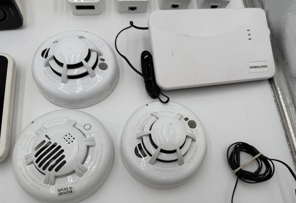 Vivint Home Security Full Camera System, Panel, Smoke Detector, Carbon Monoxide - Image 4 of 4