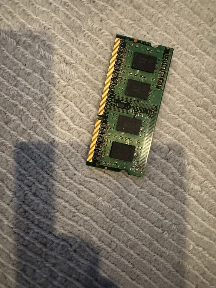 Micron MT8JSF12864HZ-1G1F1 1GB 1Rx8 204Pin SO-DIMM Non-ECC DDR3 1066MHz - Image 2 of 2