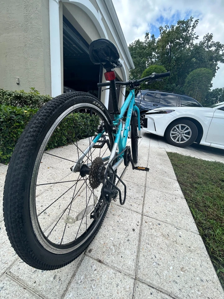 Bicicleta para niños de 20 pulgadas azul claro ligeramente usada Foto 4 de 4