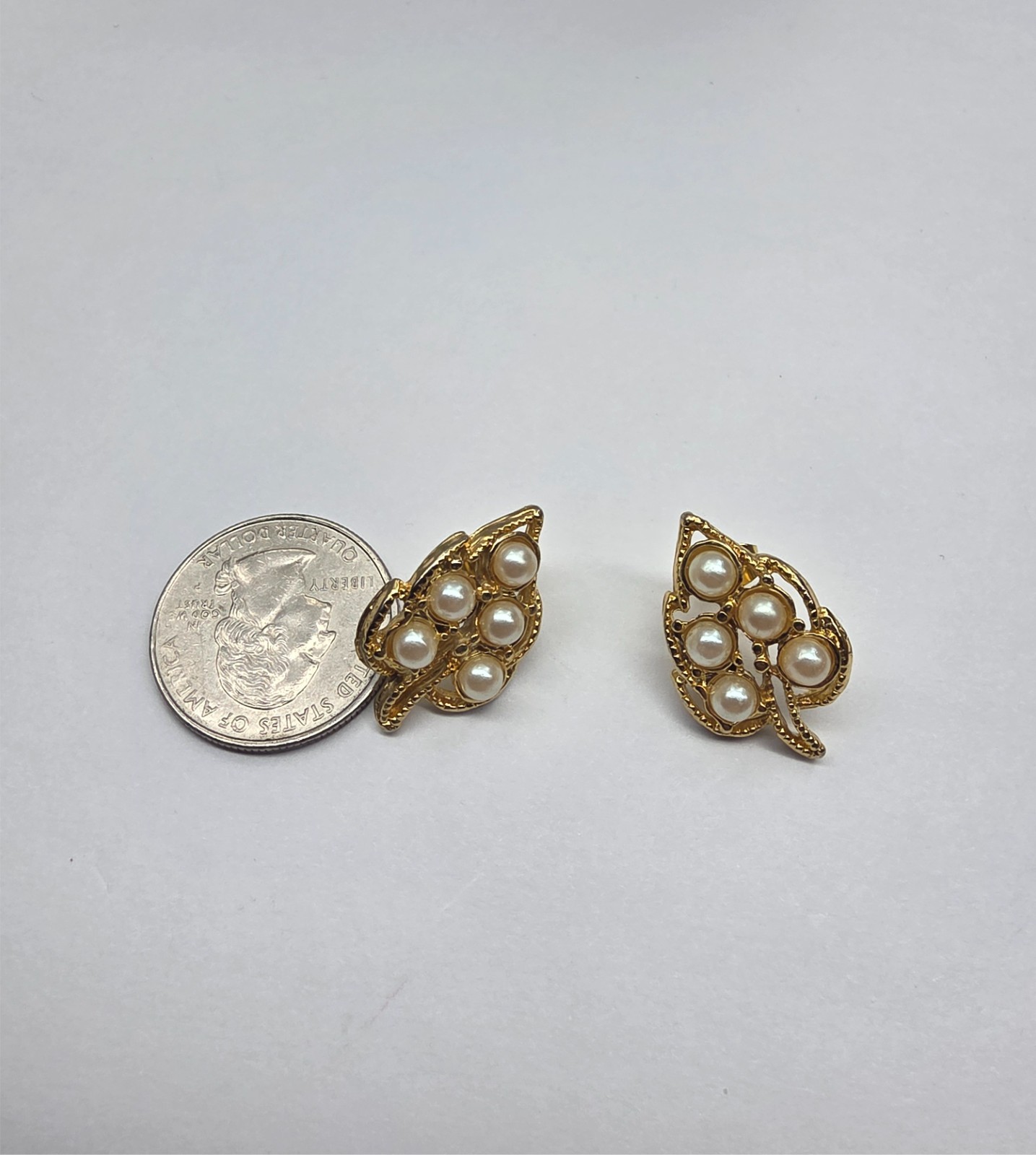 Off White Faux Pearl Gold Tone Metal Leaf Pierced Earrings Vintage thumbnail 3