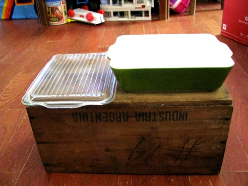 New ListingVintage Pyrex Refrigerator Dish 0503 With ribbed lid