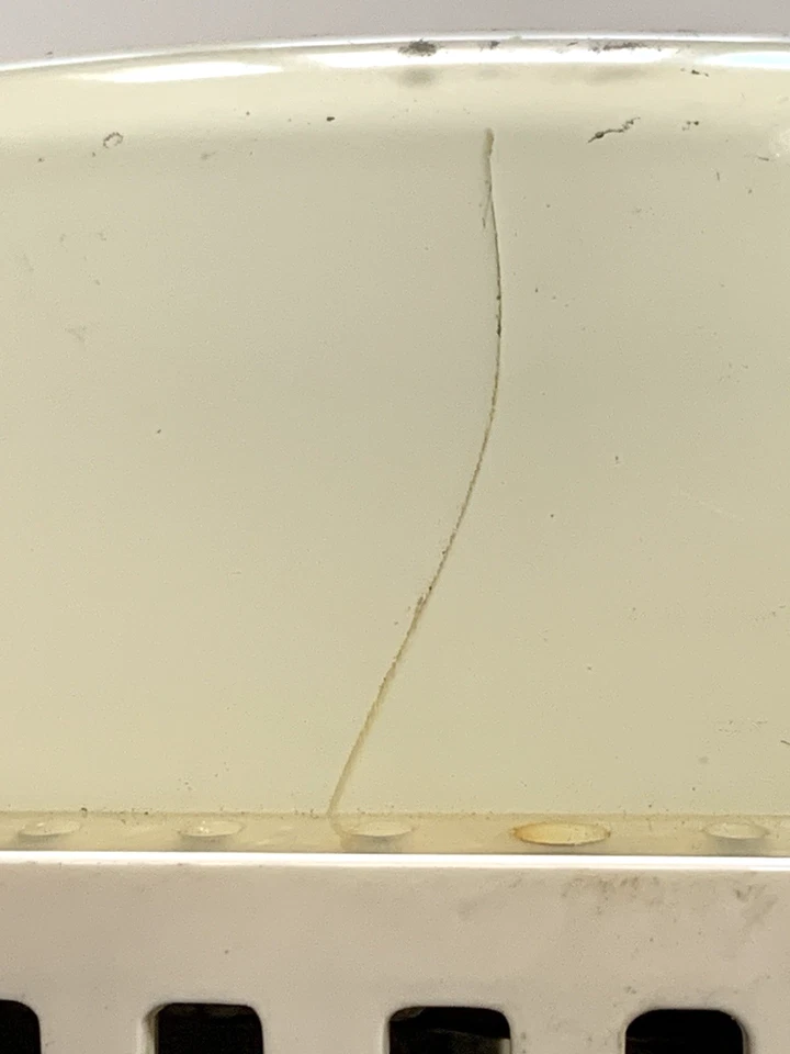 SATCO S8777  120V-277V 75W 60Hz  710mA 5000K 80CRI 9000LM E39  "HAIRLINE CRACK" - Image 3 of 4