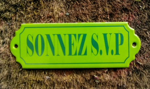 PLAQUE DE PORTE EMAILLEE " Sonnez  SVP "  EMAIL VERT NEUVE FABRIQUEE EN FRANCE - Bild 1 von 1