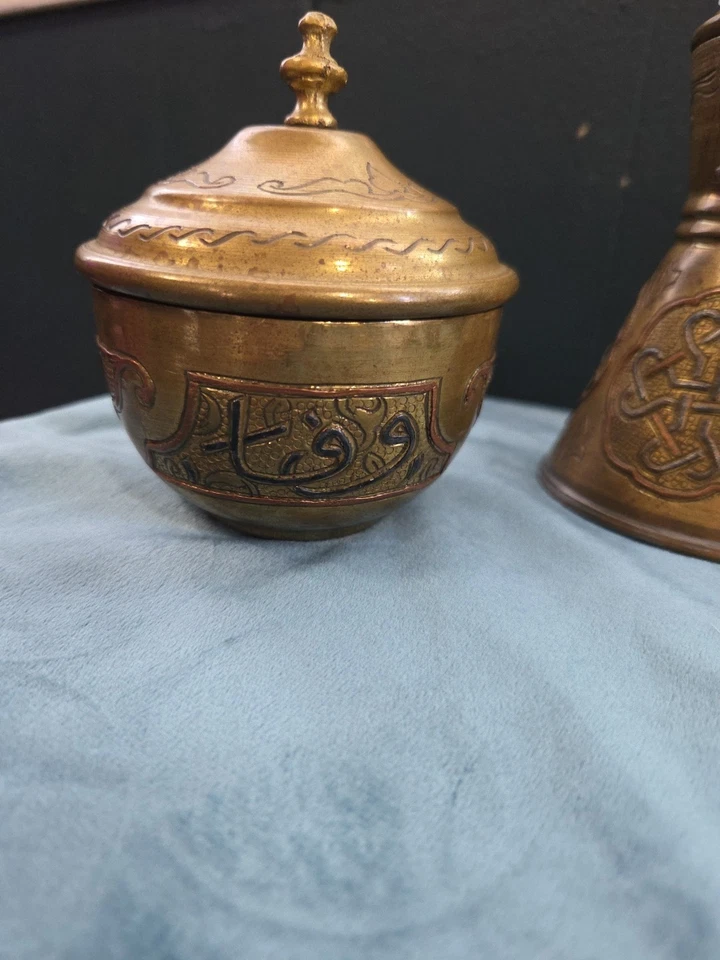 Cafetera Dallah árabe vintage de latón y plata y 6 tazas con tazón con tapa. Foto 4 de 4