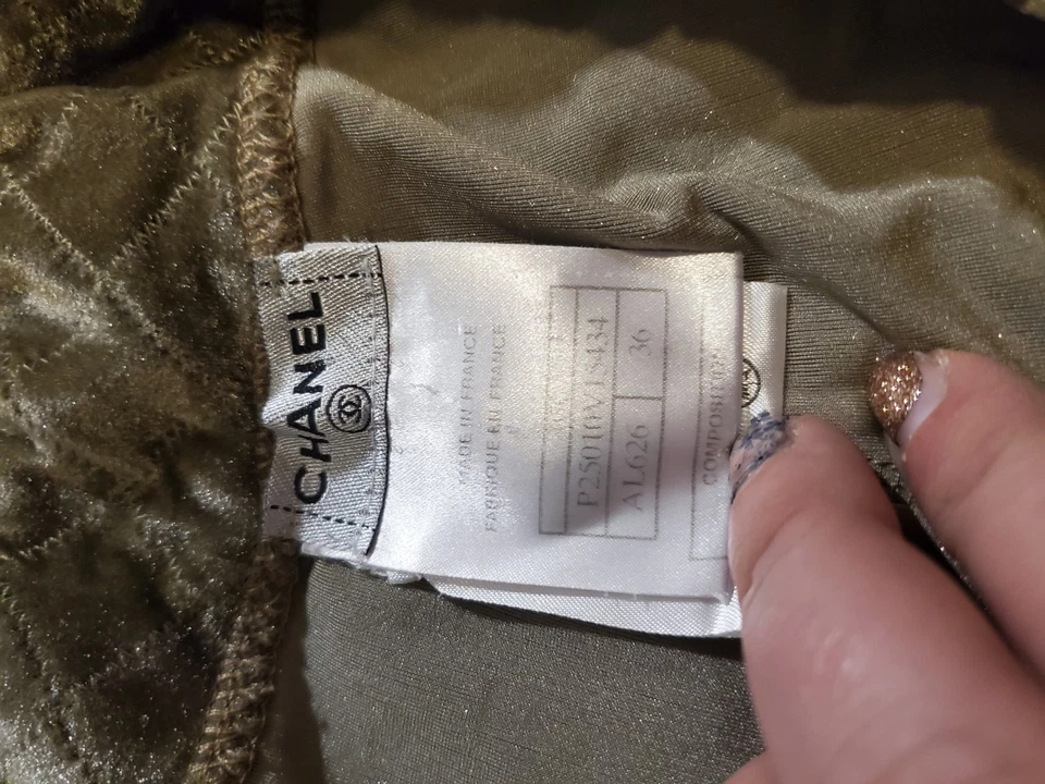 Pantalones pequeños vintage de terciopelo verde oliva CHANEL suaves y cómodos Foto 3 de 4