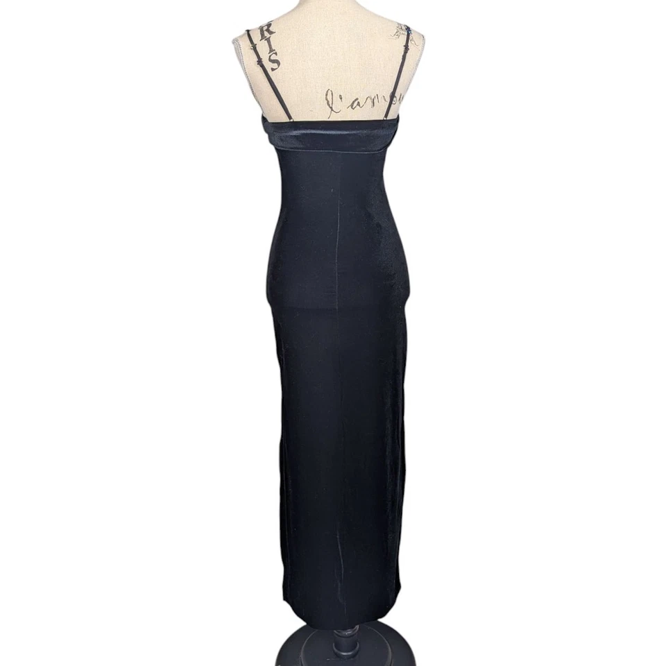 Vestido longo anos 90 vintage Charlotte Russe veludo alça espaguete preto - Imagem 2 de 4