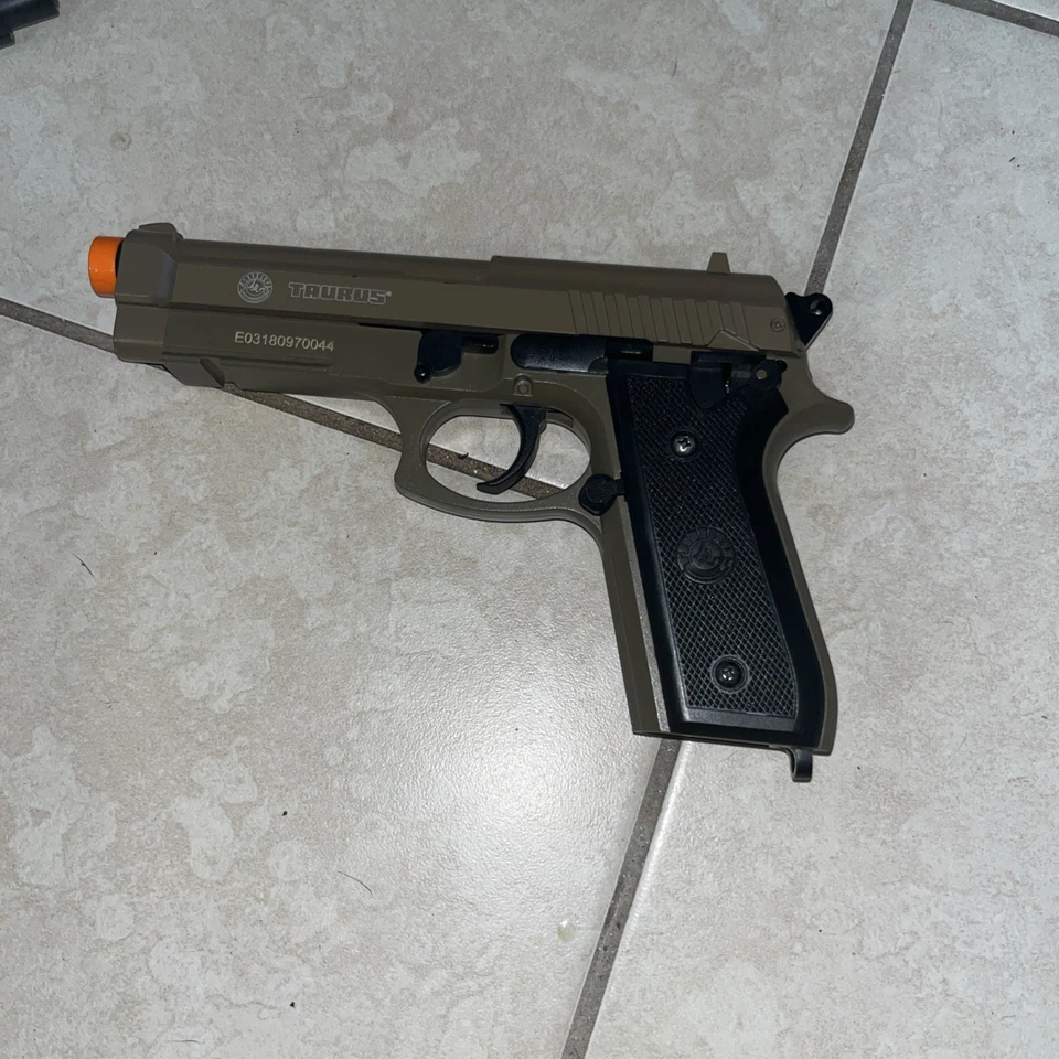 Taurus E03180970044 PT 92 AF  Foto 4 de 4