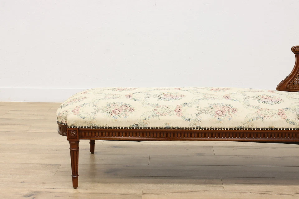 Chaise salón o sofá Country French vintage tallado en nogal #52329 Foto 4 de 4