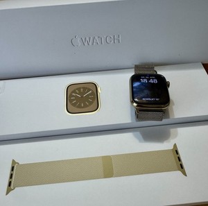 Apple Watch Series 8 45mm Edelstahlgehäuse Milanaise-Armband Gold (Akku 89%)