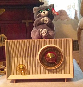 RCA Victor Model X-2EF Vintage Tube 🩷 Pink/White Tabletop Atomic Age Working 📻