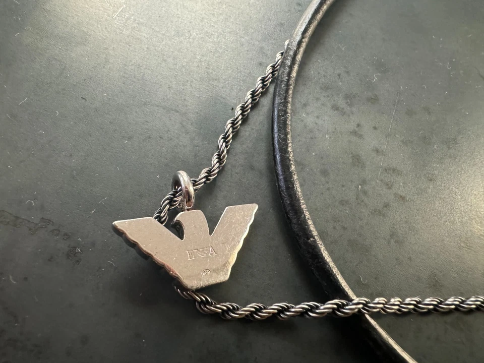 Collar colgante Emporio Armani de acero inoxidable/cuero raro Foto 3 de 4