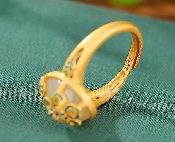Bellissimo anello di fidanzamento con diamanti | Foto Gratis