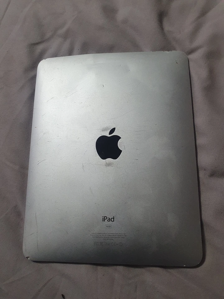 Apple iPad (1st Generation) 16GB, WiFi, 9.7 inch Tablet - Grey - Image 3 of 4