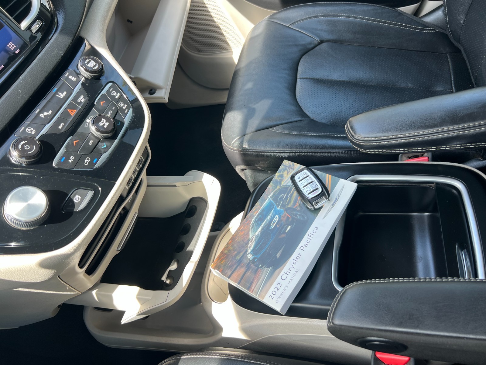 Chrysler Pacifica - Image 25