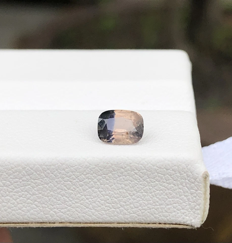 0.81 Crt / Natural Rare Winza Sapphire From Tanzania Bi-Color / Collection Piece - Image 3 of 4