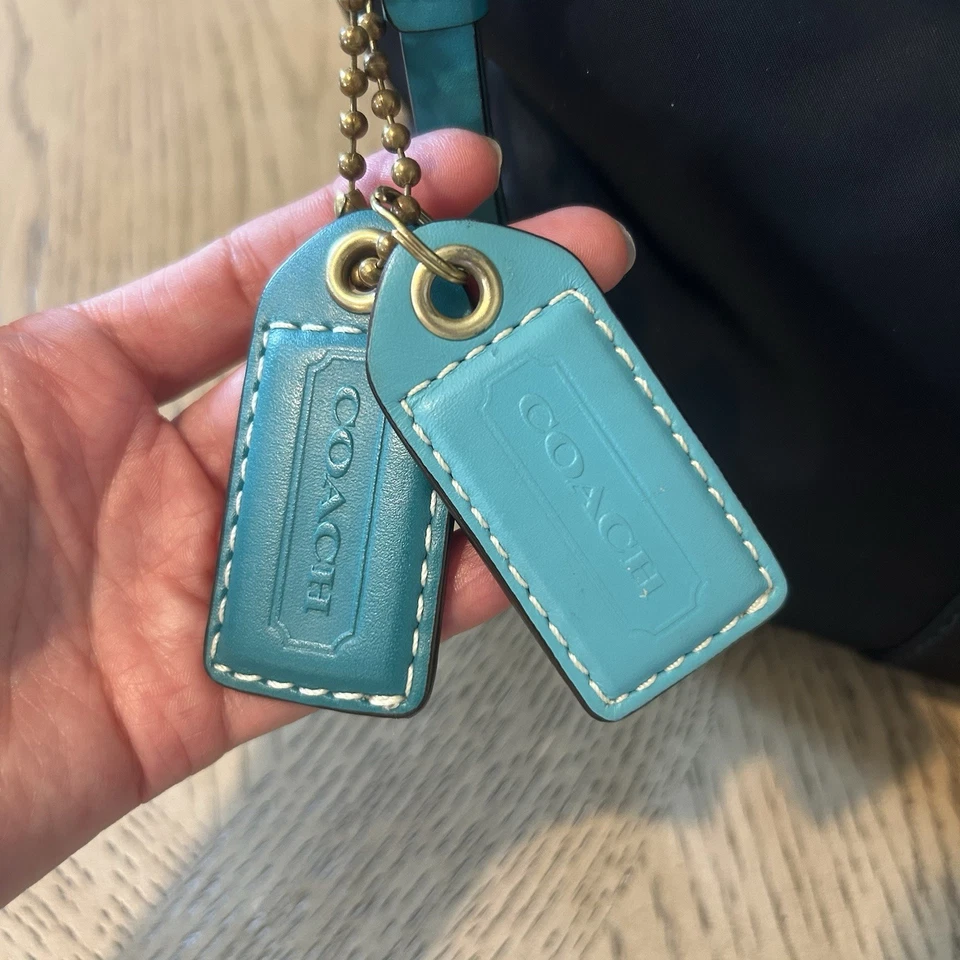 Bolso de Mano Coach Hampton De Colección Negro Satinado Marrón Gamuza, Costuras Azules, Herrajes Dorados Foto 3 de 4