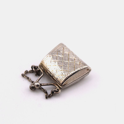 220111 Vintage Silber Öffnung Miniatur Geldbörse Pillendose Charm Anhänger um 1970