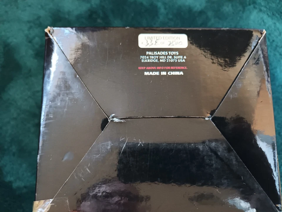 Predator Defeated Mirco Vinyl Figure - Image 3 of 4