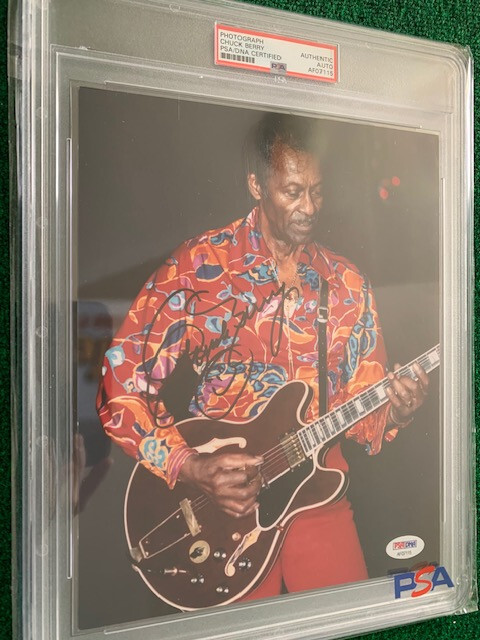 CHUCK BERRY HAND SIGNED 8x10 PHOTO AMAZING POSE WITH GUITAR PSA