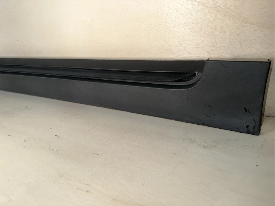 Moldura de panel basculante derecho Chevrolet Volt 2011-2015 OEM 22810846 Foto 4 de 4