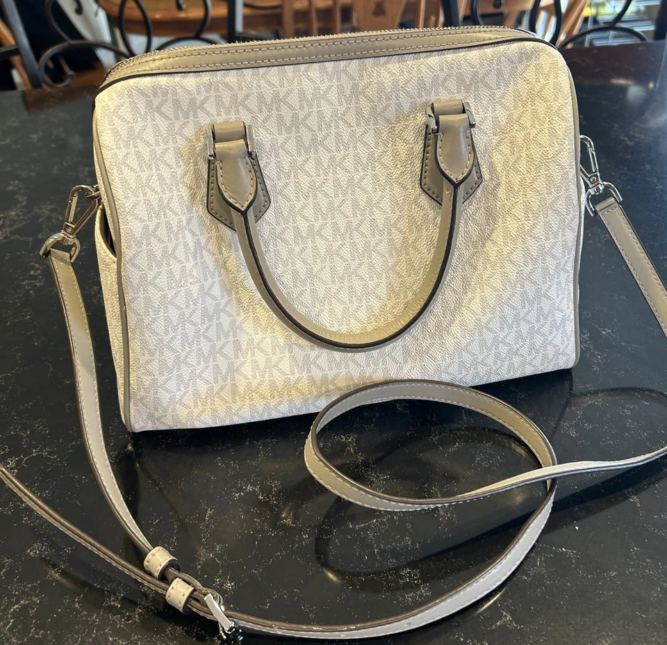 Bolso Michael Kors mediano con cremallera con logotipo de cartera blanco Foto 2 de 4