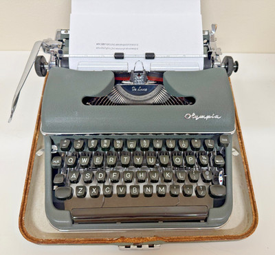 Olympia SM3 De Luxe Portable Typewriter Congress Pica #83 10 Pitch w/ Case Works