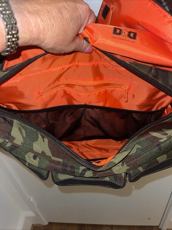 尿布 Dude 尿布袋迷彩和橙色男式斜挎包信使 — 第 3/4 张图片