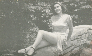 WALL SITTING BEAUTY "outdoor series" 1950s PIN UP arcade/exhibit card/SCARCE