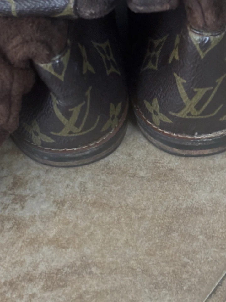 Louis Vuitton Botines Monograma con Borde de Gamuza Hechos a Mano Talla 8 Foto 3 de 4