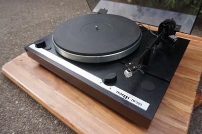 Thorens TD 320 mit Bedienungsanleitung / neuer Nadel und Riemen