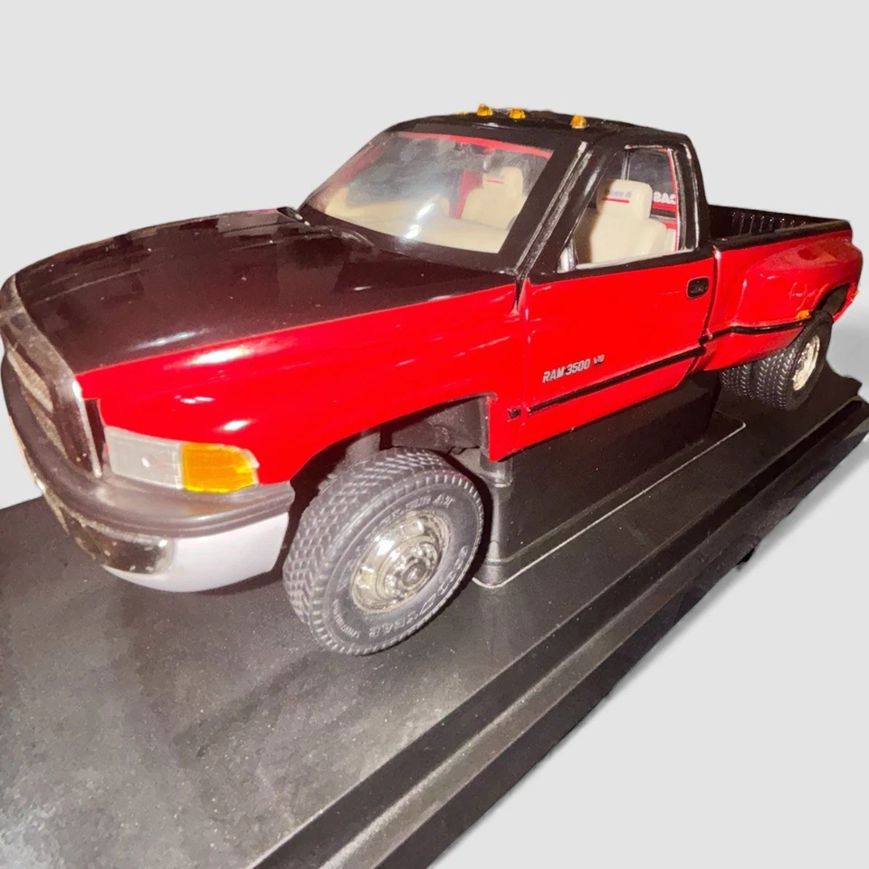 Vintage 1/18 Case IH Dodge Ram 3500 Pickup Dually - Image 2 of 4