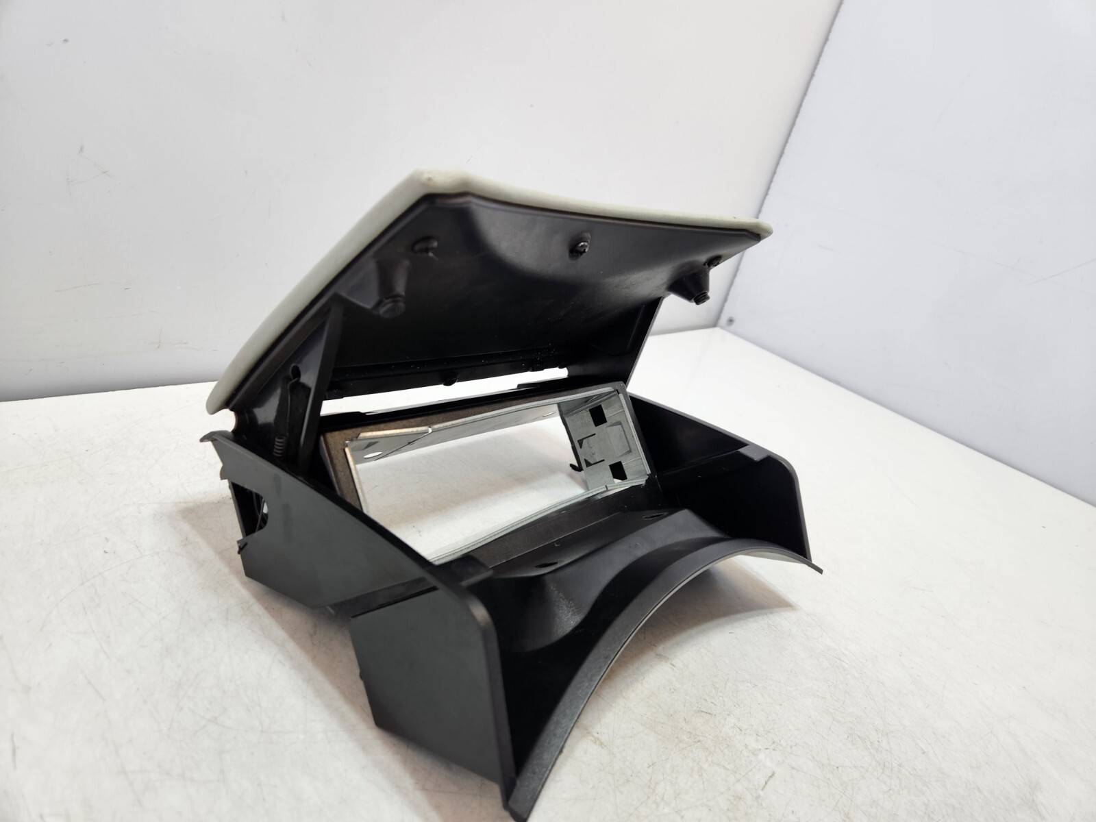 ✅ 03-08 OEM Maserati Quattroporte M139 Dashbaord CD Changer Lid Cover Trim Gray