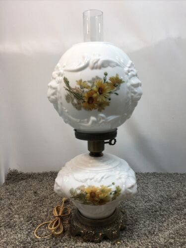 Vintage Embossed Lion Head GWTW Hurricane Lamp 3 Way Milk Glass Floral HEDCO NY - 第 1/17 張圖片