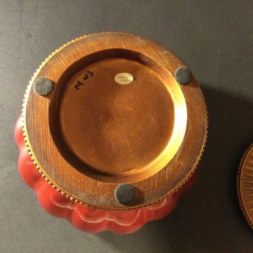 Bote de cerámica estilo marroquí borgoña con tapa base dorada con acabado con mango - Imagen 6 de 12
