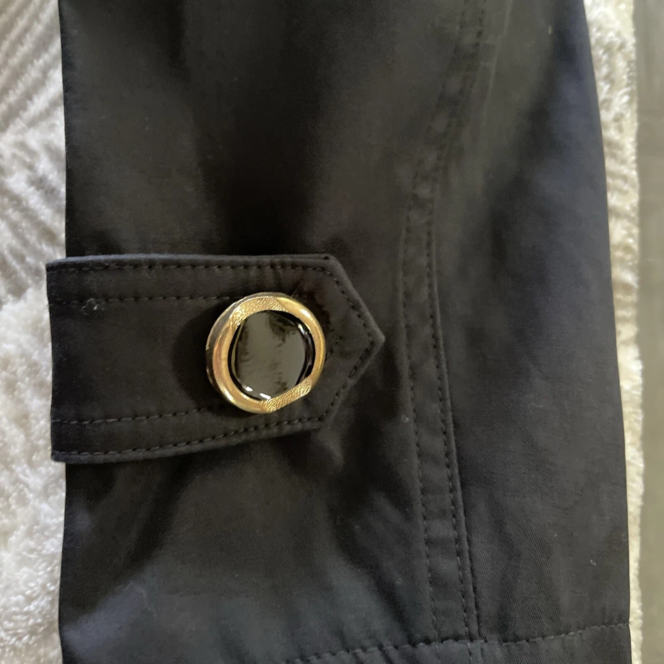 Gabardina pequeña negra para mujer Pang Yaya forro de piel sintética botón dorado Foto 4 de 4