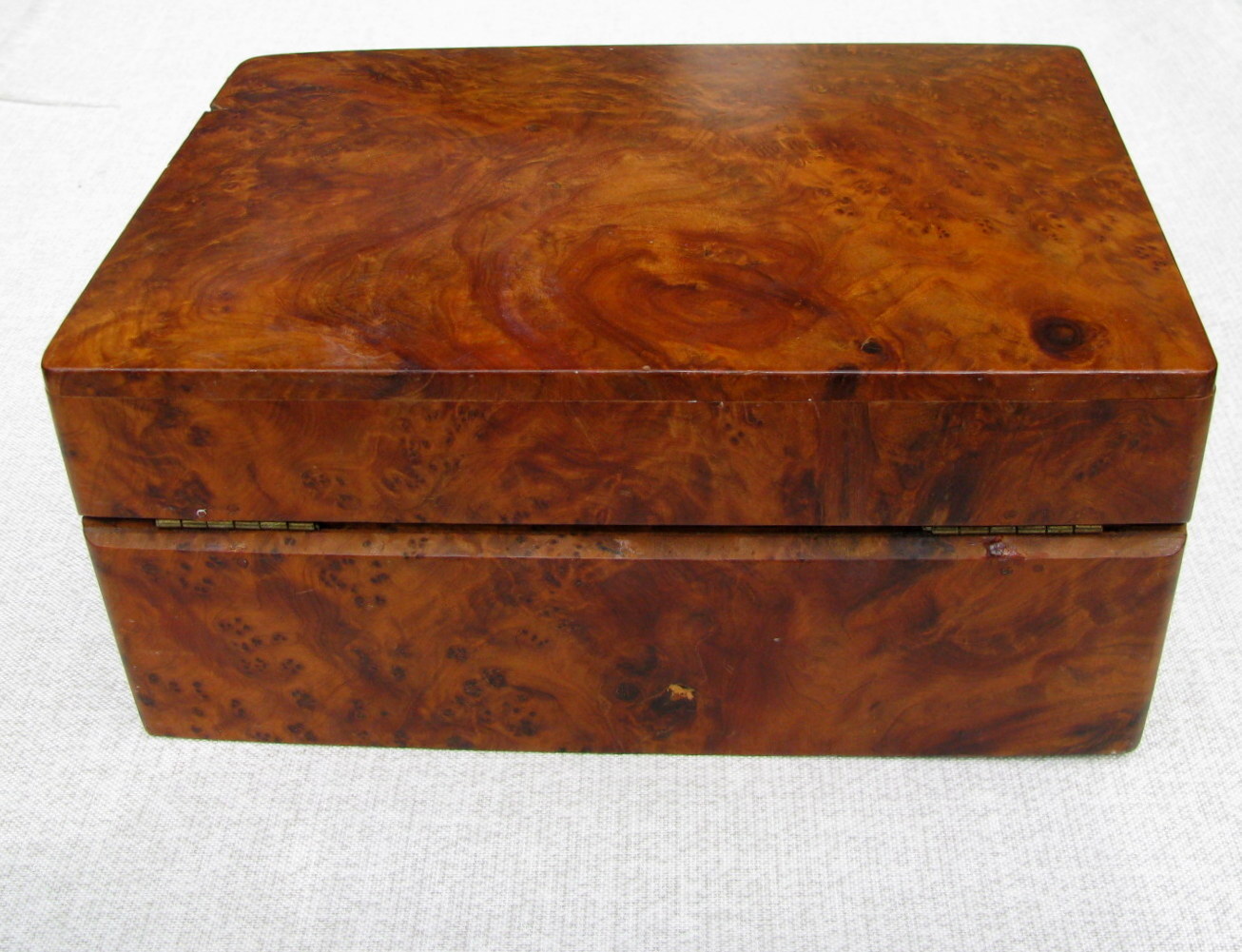 FINE VINTAGE SELECT BURL TWO LAYER JEWELRY/KEEPSAKE BOX DECORATIVE OBJECT D’ ART