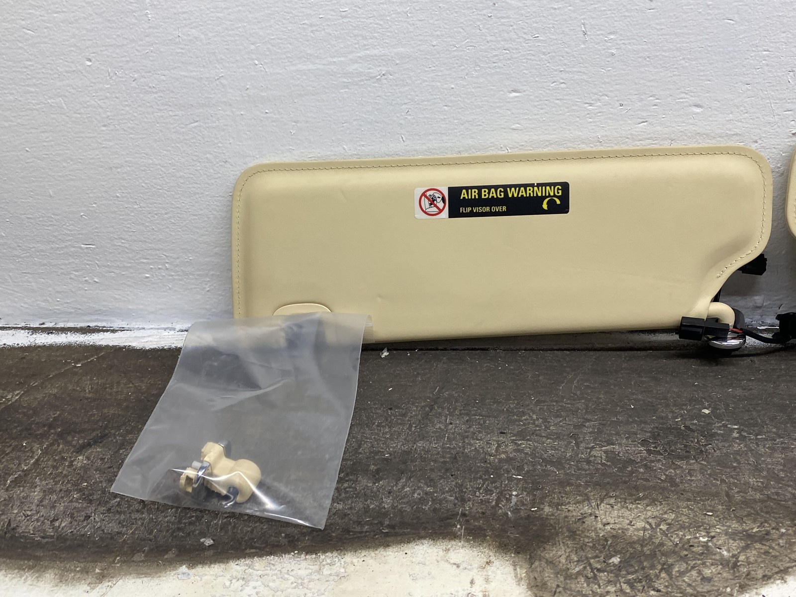 2010-2020 BENTLEY MULSANNE OEM FRONT LEFT RIGHT SUNVISOR SHADE BEIGE LEATHER