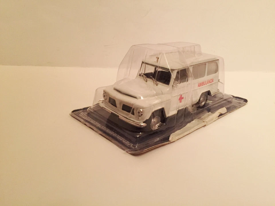 Ambulancia Willys Rural 4x4 1968 1/43 hecha a medida por Vector-Models / IXO Foto 3 de 4