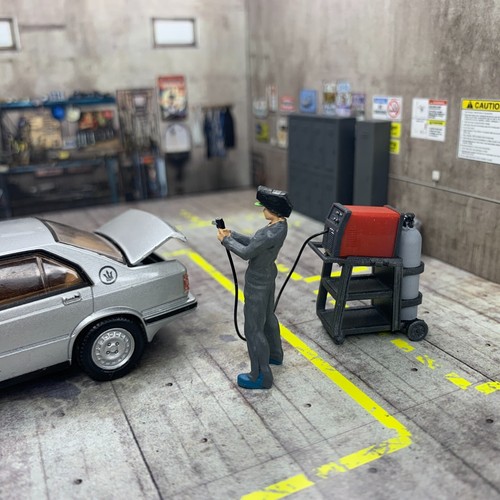 1/43 garage Diorama woman - welder with a welding machine figurines set - Picture 3 of 3