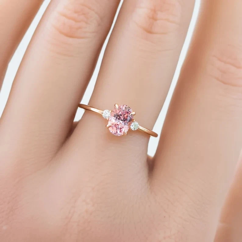 Anillo de boda de oro amarillo de 14 quilates con zafiro rosa natural y diamantes talla ovalada de 2,70 quilates 7 Foto 2 de 4